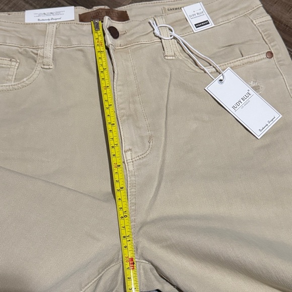 New Judy Blue Sandy Toes High Rise Ivory
Distressed 90's Straight Leg - Picture 12 of 13